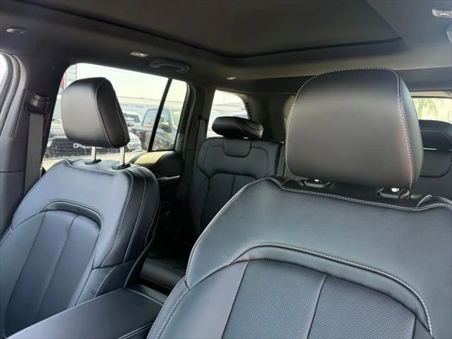 New 2026 Diamond Black Crystal Pearl-Coat Exterior Paint Jeep Limited Reserve image 18