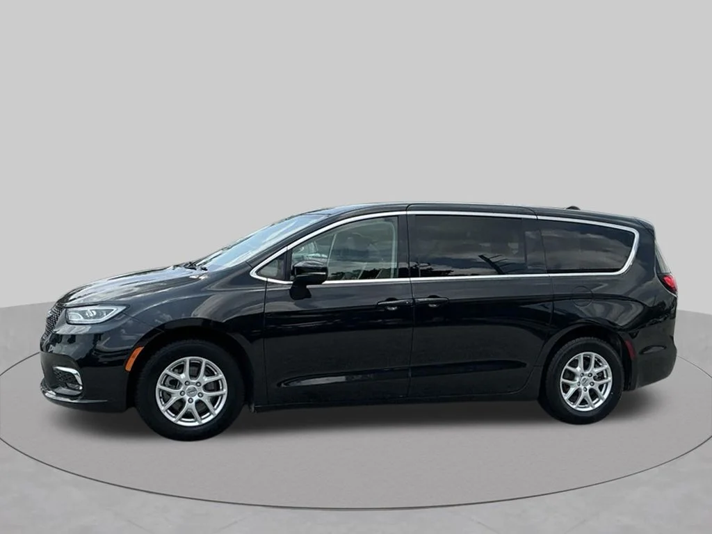 Used 2023 Black Chrysler Touring L image 4