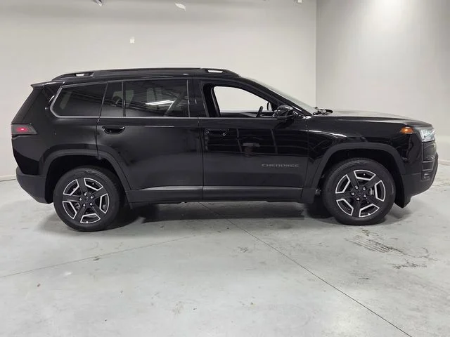 New 2026 Diamond Black Crystal Pearl-Coat Exterior Paint Jeep Limited image 15