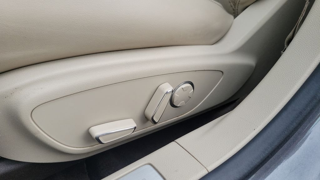 Used 2017 Gray Lincoln Reserve image 16
