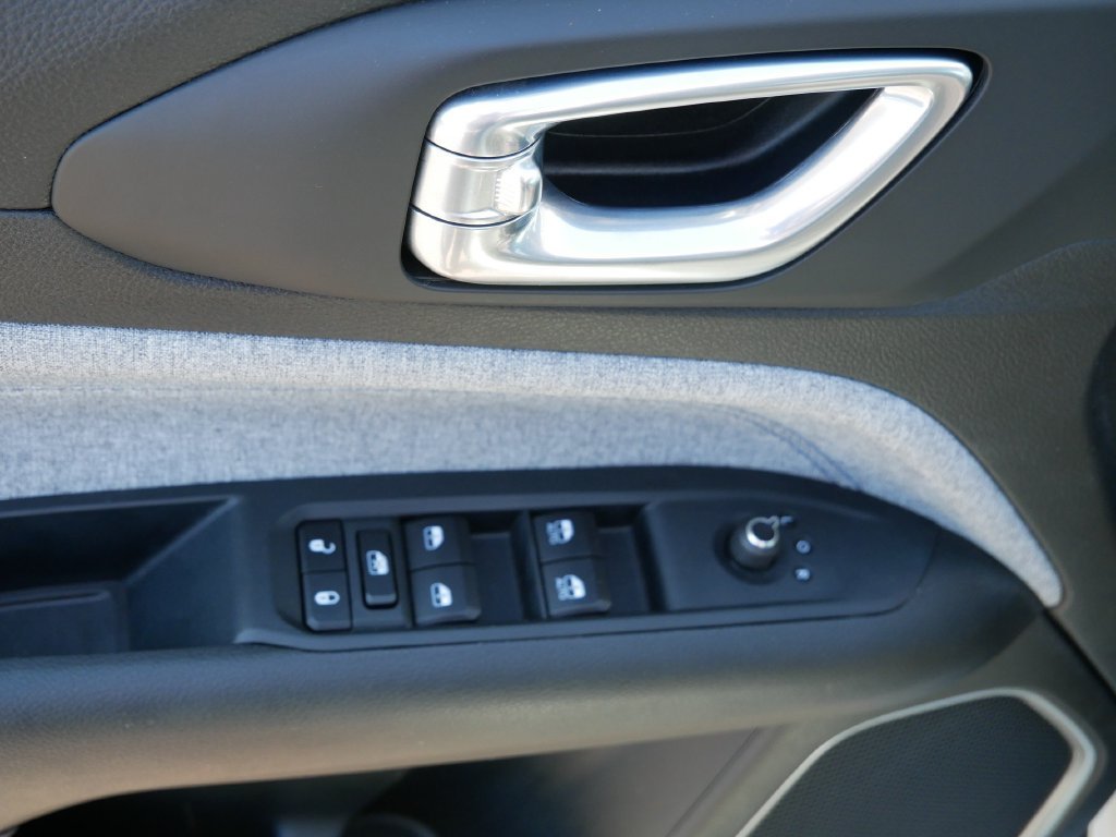 Certified Used 2025 Bright White Clearcoat Jeep Latitude image 18