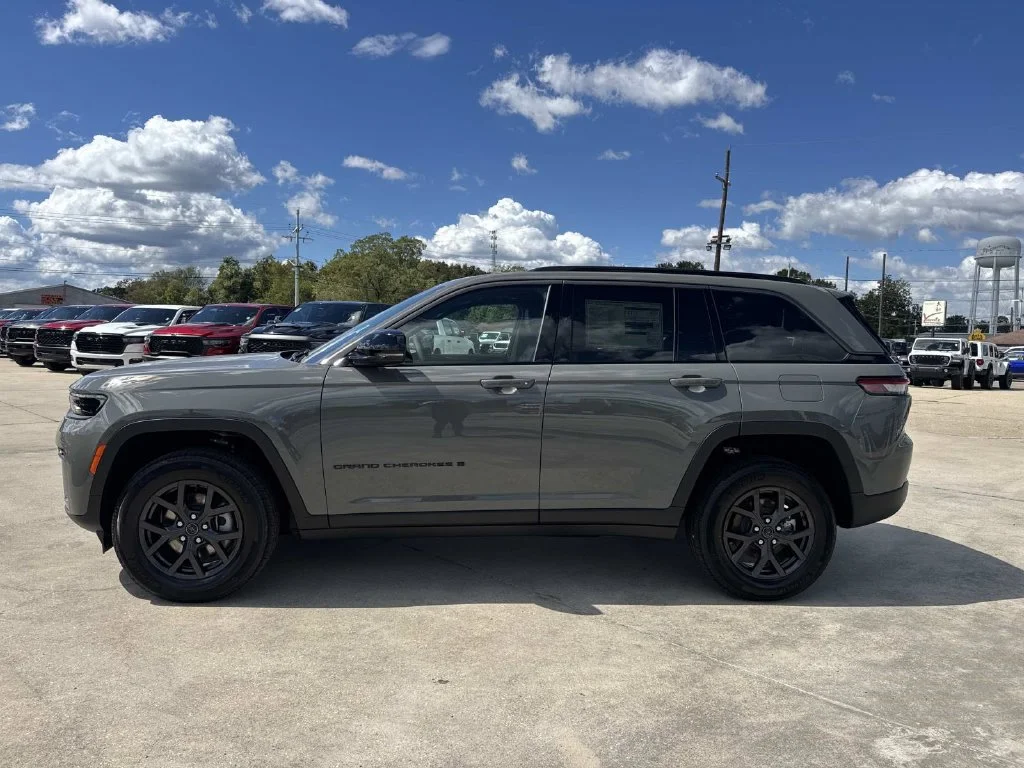 New 2027 Gray Jeep Laredo Altitude image 7