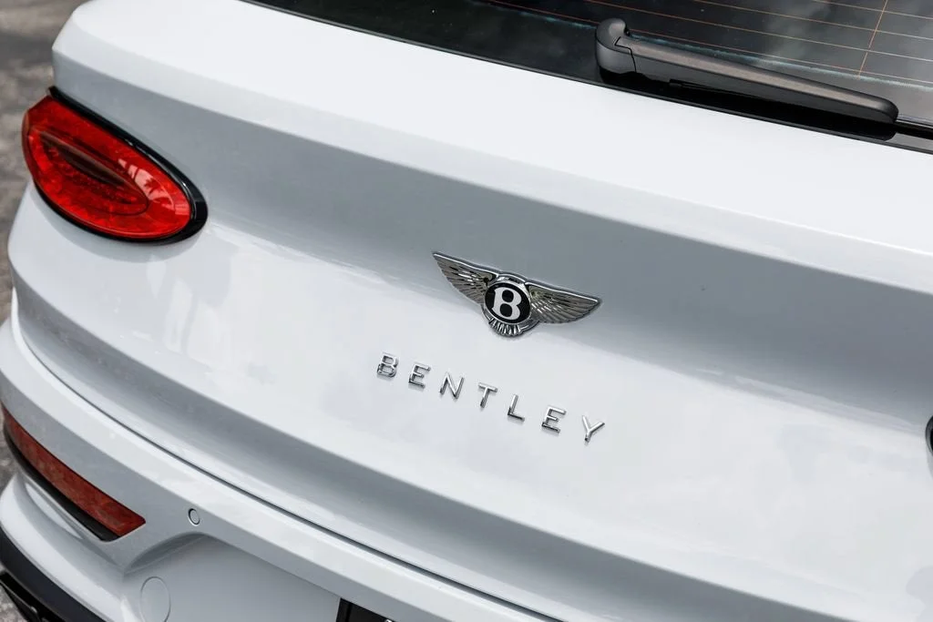 Used 2023 White Bentley V8 image 42