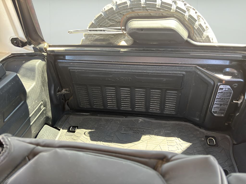 Used 2020 Granite Crystal Metallic Clearcoat Jeep Sahara image 12