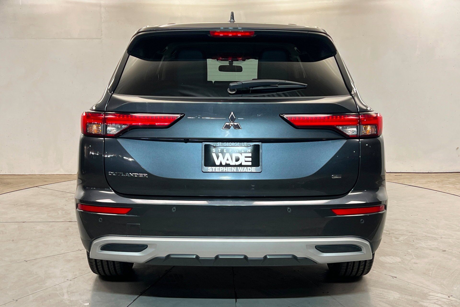 Used 2024 Silver Mitsubishi SE image 5