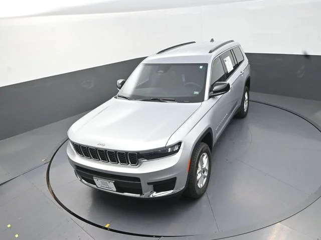 Used 2025 Silver Jeep Laredo image 13