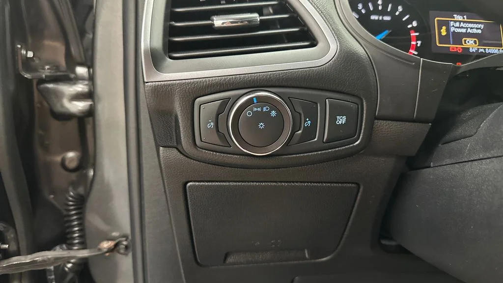 Used 2020 Gray Ford SE image 21