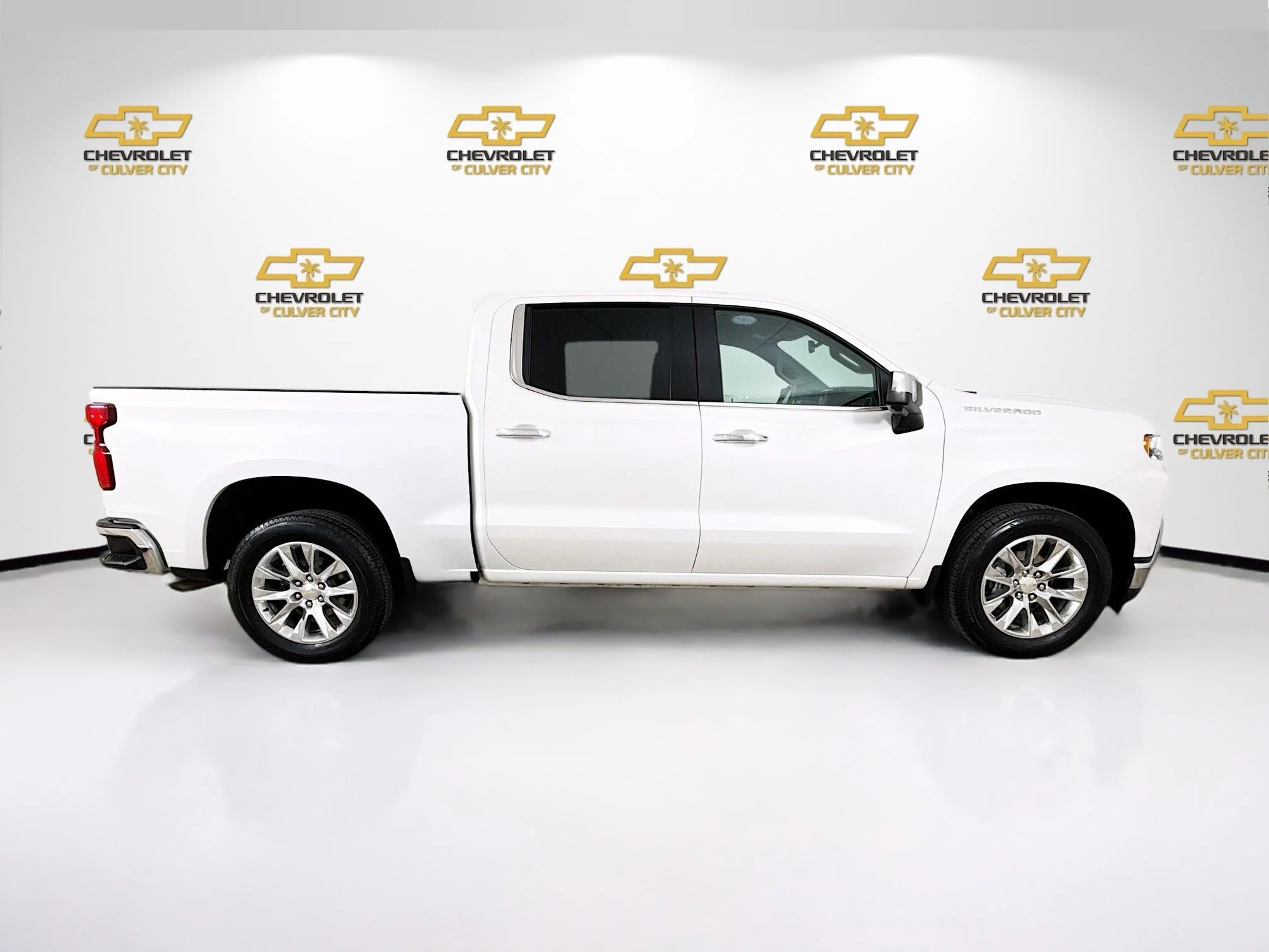 Used 2022 Iridescent Pearl Tricoat Chevrolet LTZ image 9
