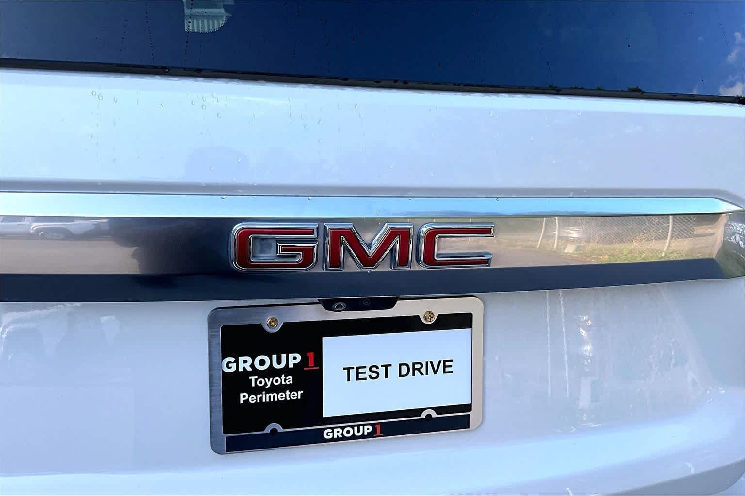 Used 2022 White Frost Tricoat GMC Denali image 31