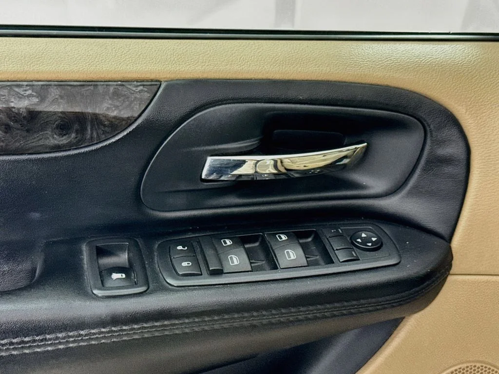 Used 2015 Cashmere/Sandstone Pearlcoat Dodge SXT image 20