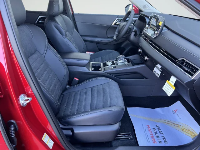 Used 2025 Red Mitsubishi SE image 10