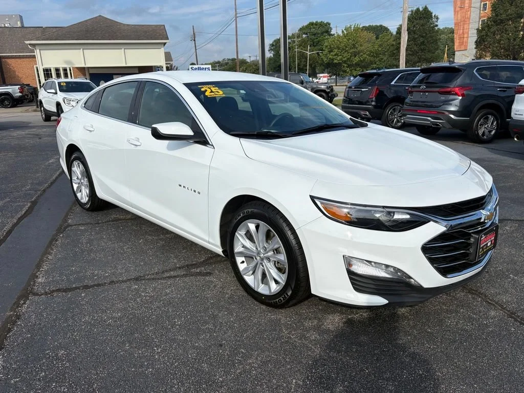 Used 2025 Summit White Chevrolet 1LT image 10
