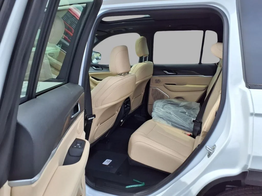 New 2026 Bright White Clear-Coat Exterior Paint Jeep Limited image 23