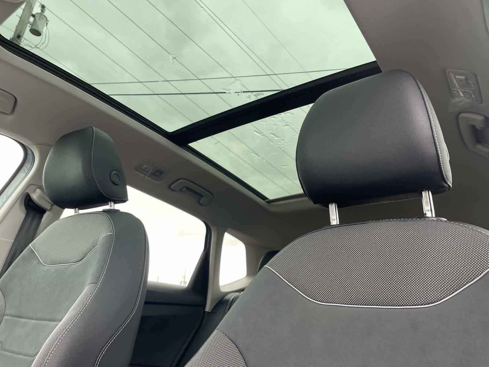New 2026 Monument Gray w/Deep Black Roof Volkswagen SE Black image 15