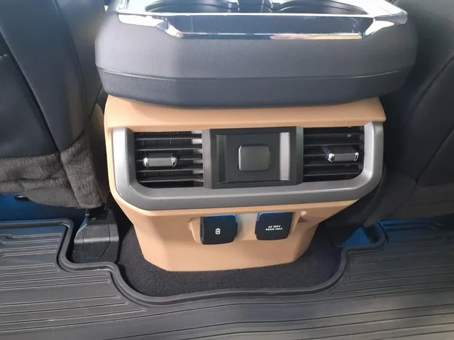 Used 2023 Gray Metallic Ford Lariat image 22