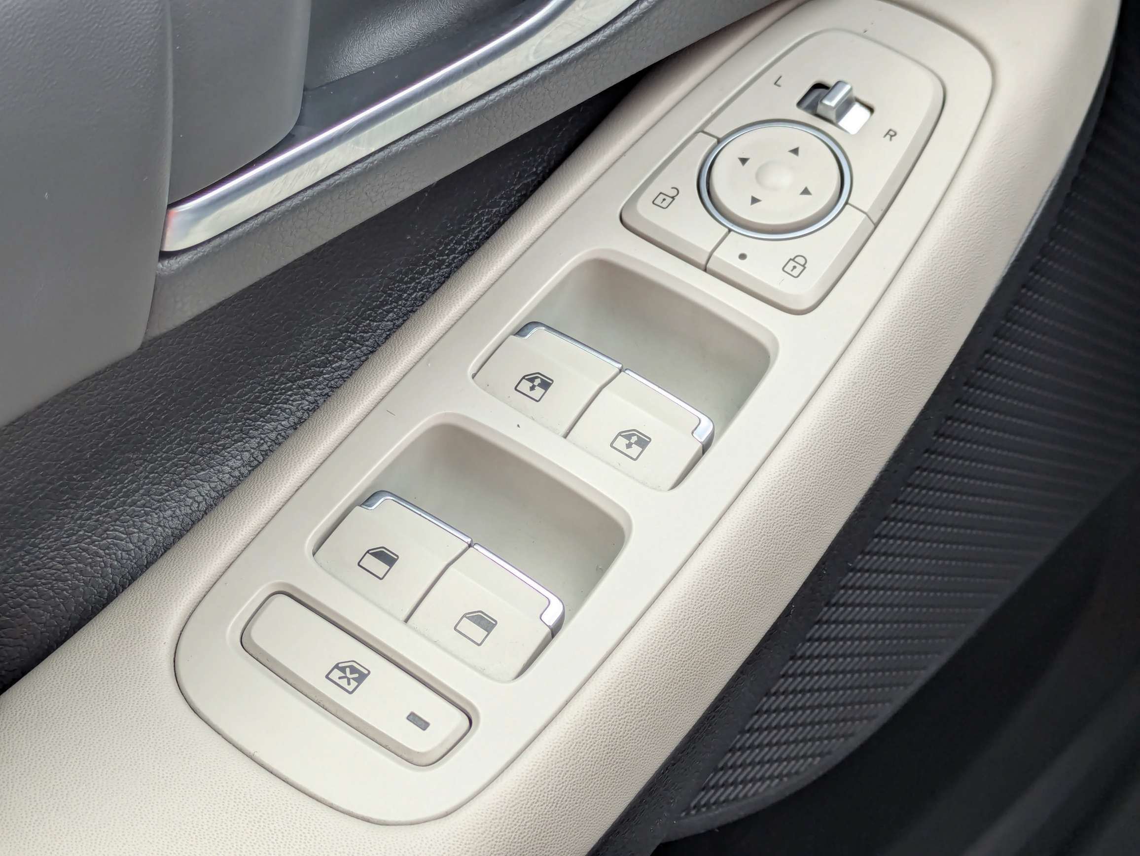 Used 2021 Hyper White Hyundai SEL image 26