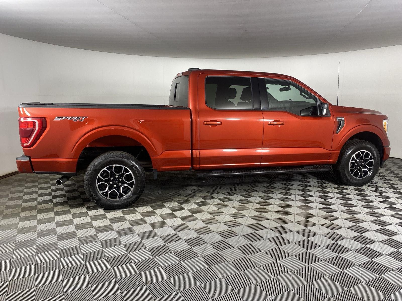 Used 2023 Hot Pepper Red Tinted Clearcoat Ford XLT image 11