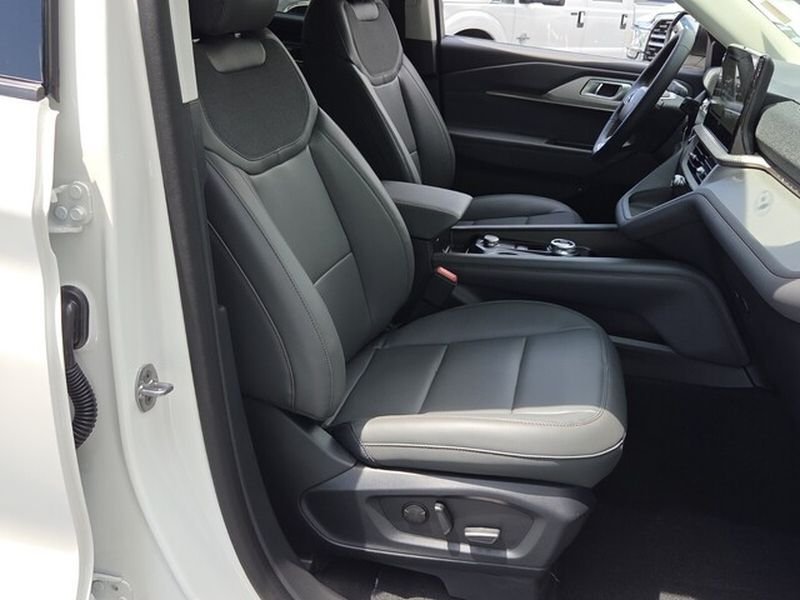 New 2026 Star White Metallic Tri-Coat Ford Active image 18