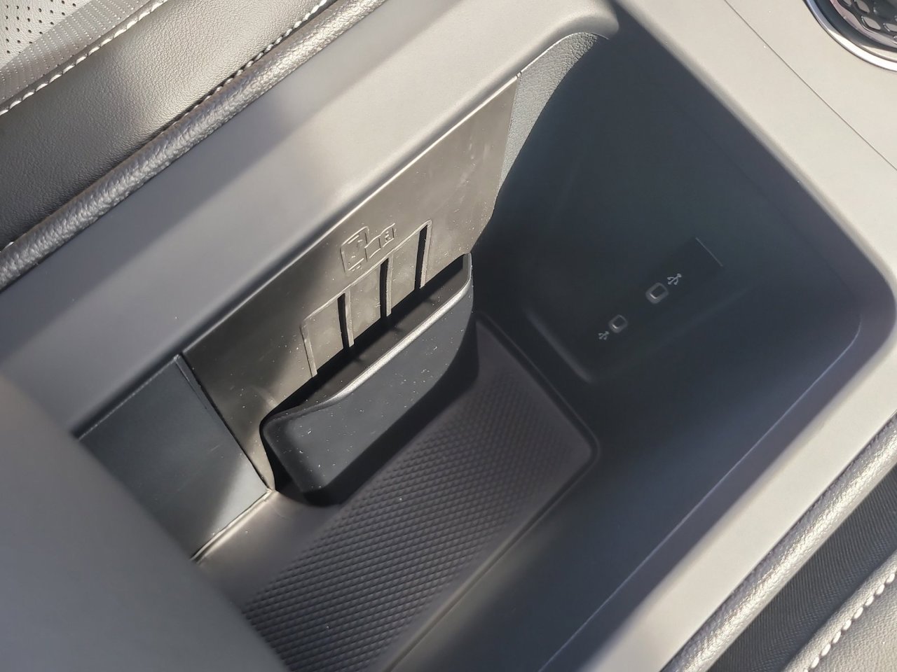 New 2026 Platinum Gray Metallic Volkswagen SE image 25