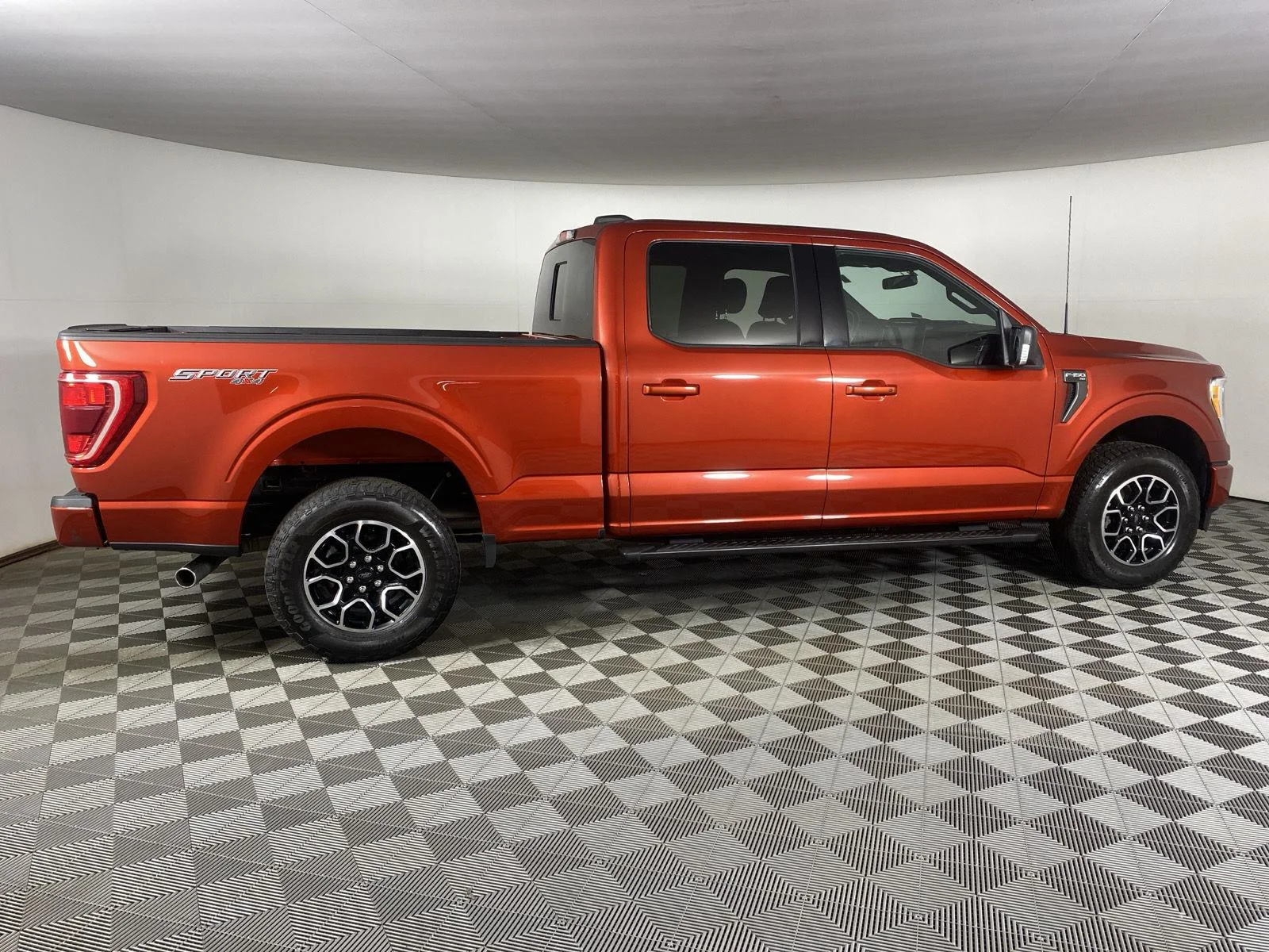 Used 2023 Hot Pepper Red Tinted Clearcoat Ford XLT image 11