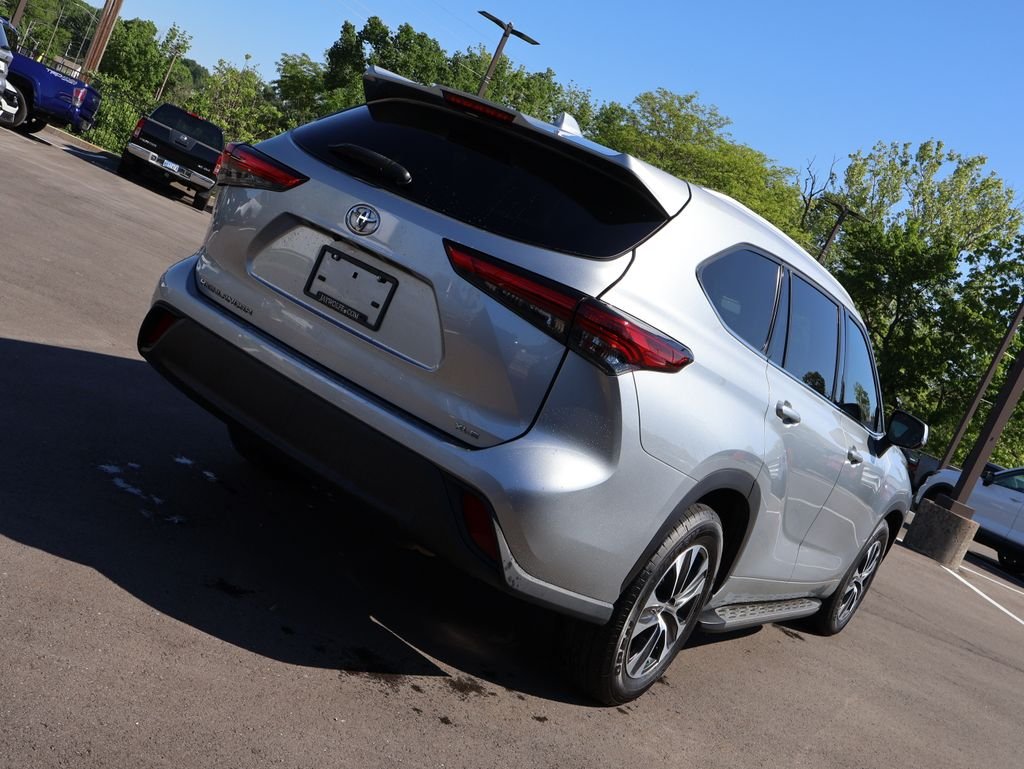 Used 2022 Silver Toyota XLE image 7