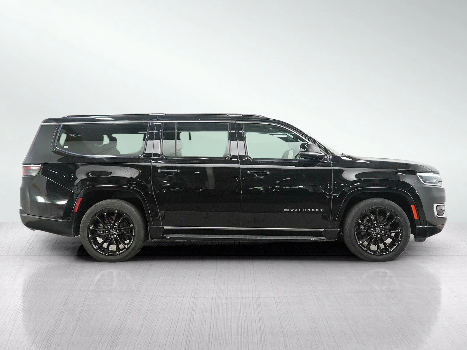 Used 2023 Diamond Black Crystal Pearlcoat Jeep Series II image 6