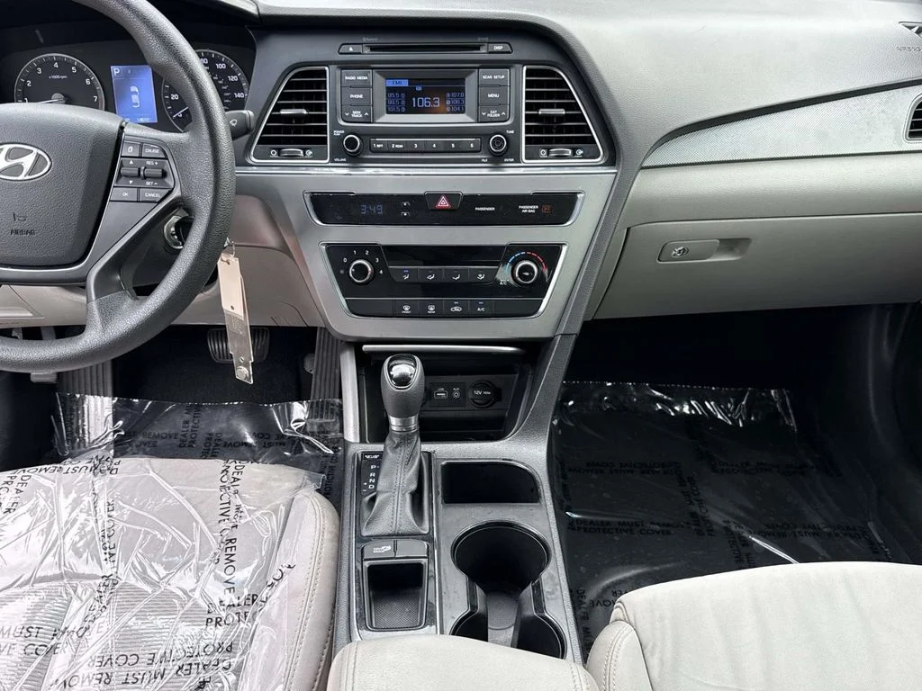 Used 2015 Silver Hyundai SE image 18