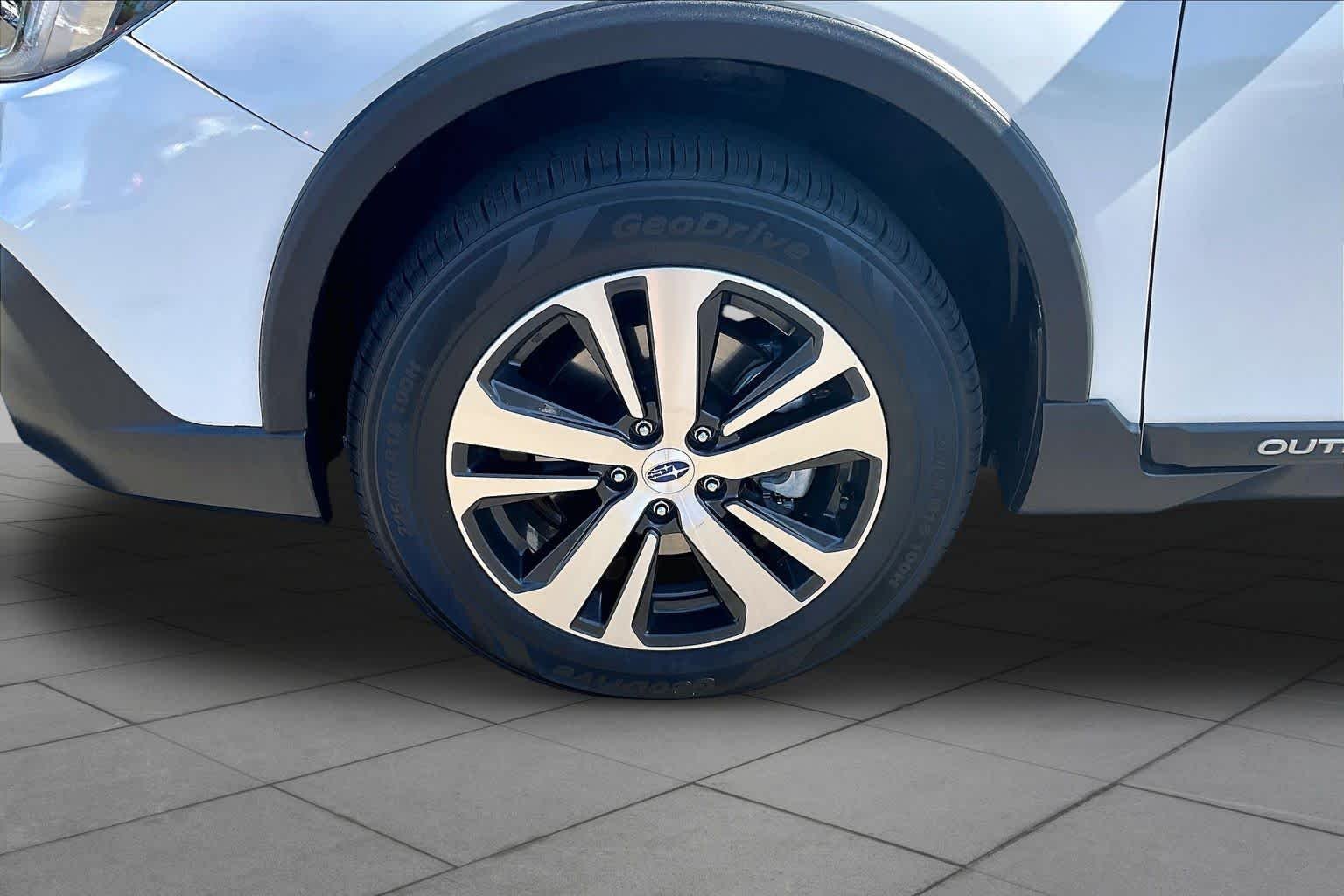 Used 2019 Crystal White Pearl Subaru Limited image 10