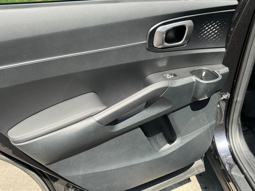 2025 Kia Sorento LX - Photo 14