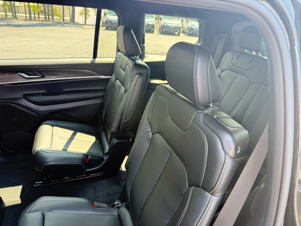 2025 Jeep Grand Cherokee Limited photo 4