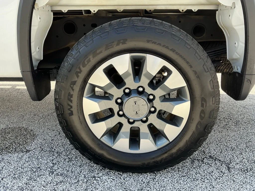 Used 2025 White Chevrolet Custom image 28