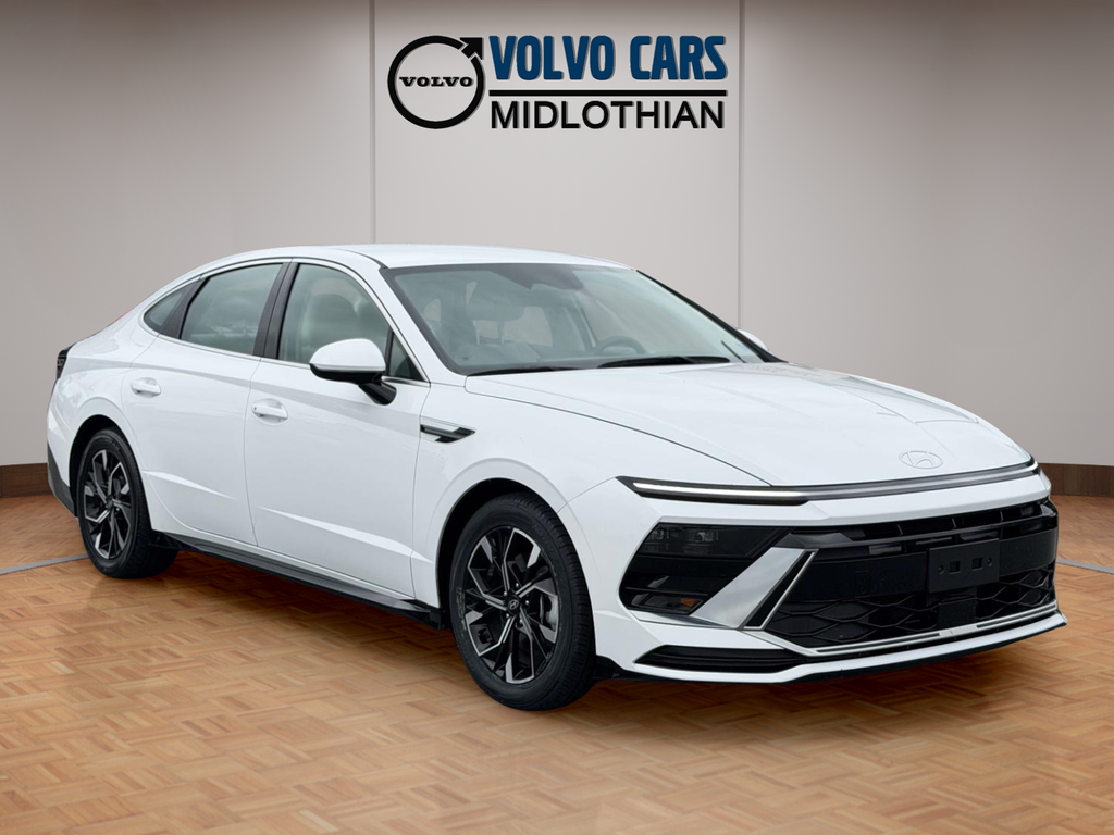 Used 2024 White Hyundai SEL image 1