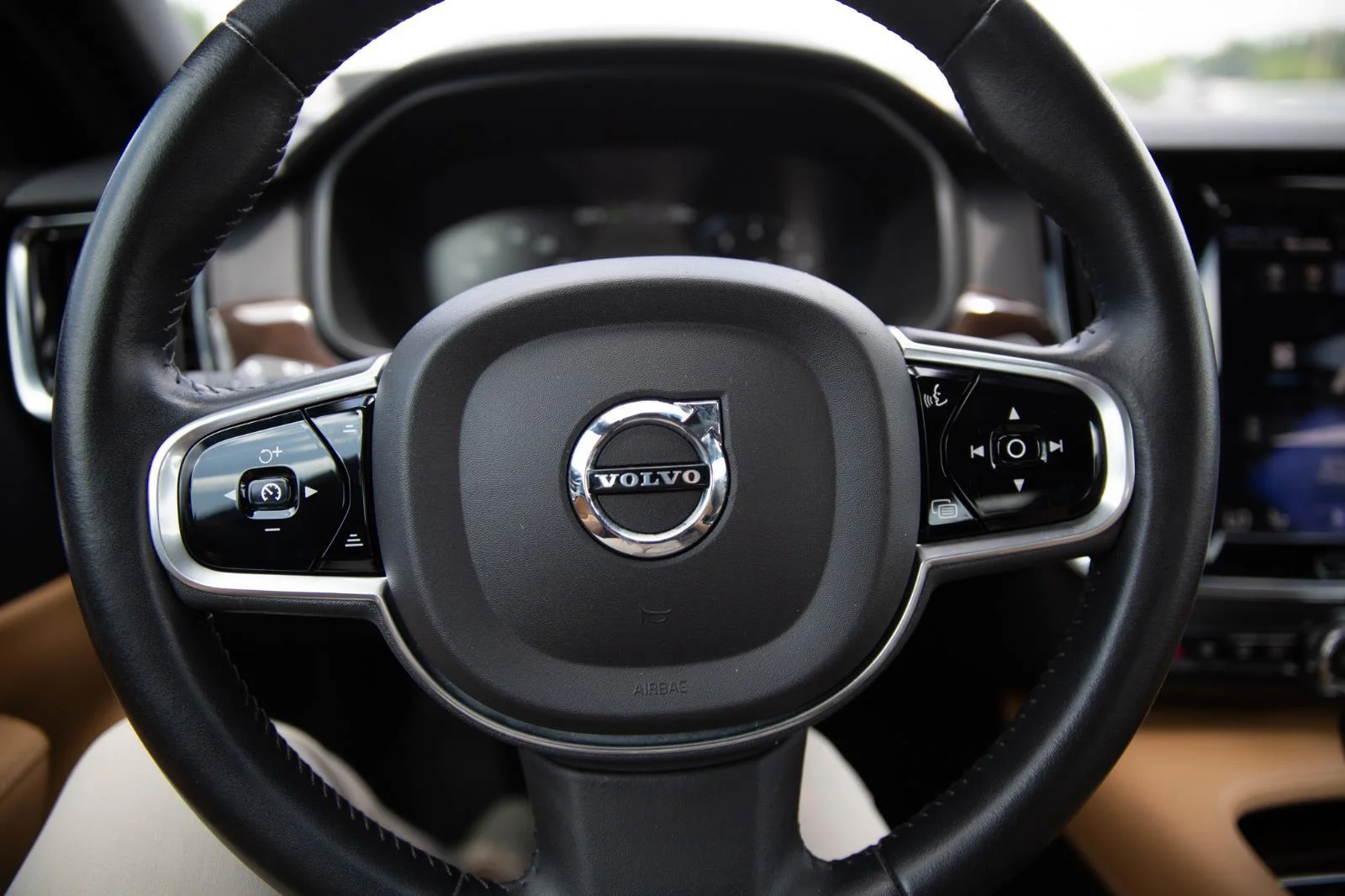 Used 2018  VOLVO  image 10