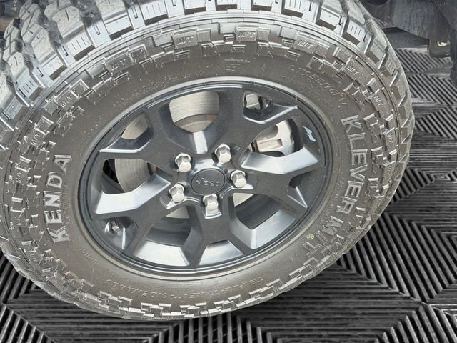 Used 2022 Red Jeep  image 10