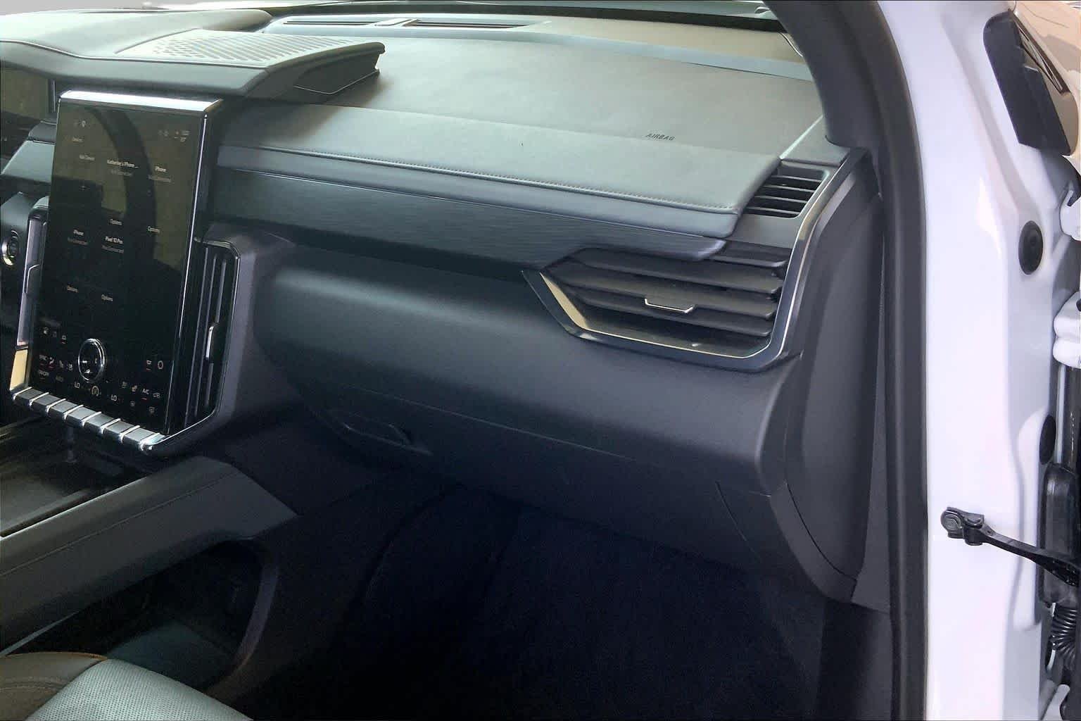 Used 2025 White Frost Tricoat GMC AWD AT4 image 18