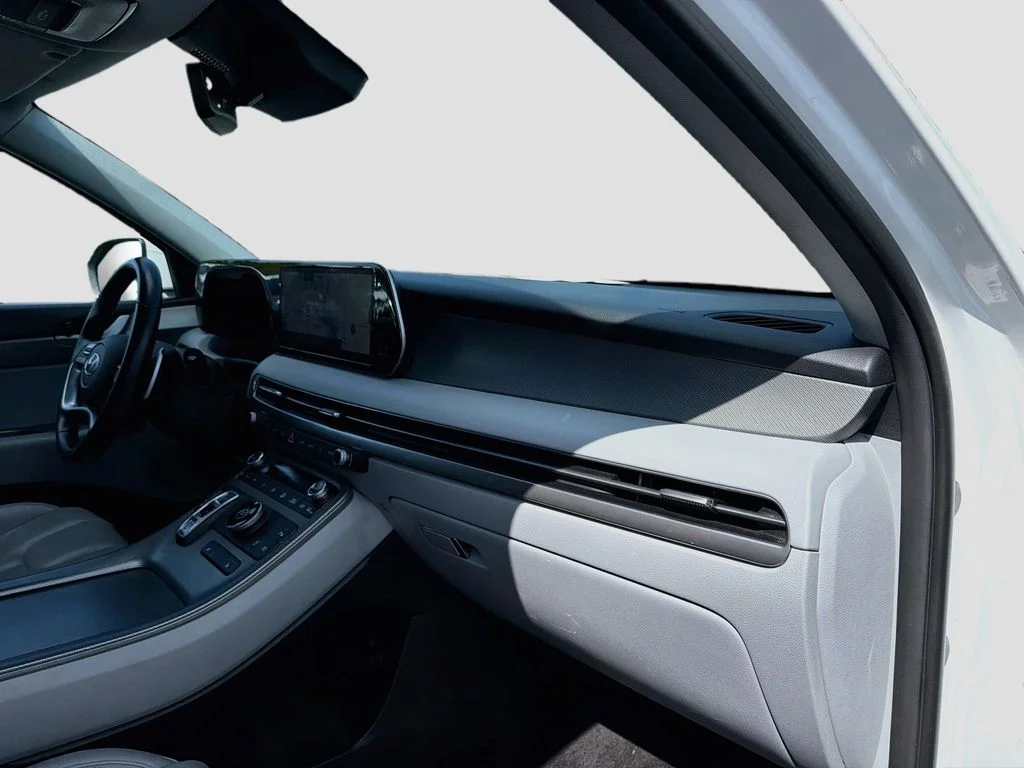 Used 2025 White Hyundai SEL image 33