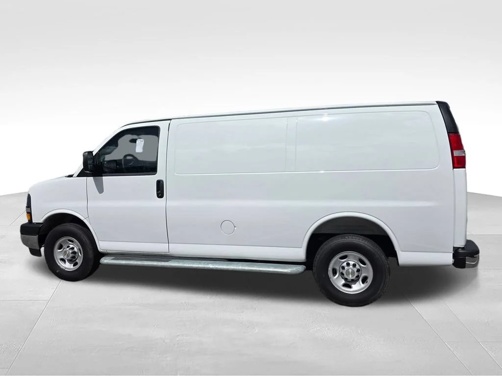 Used 2025 Summit White Chevrolet WT image 4