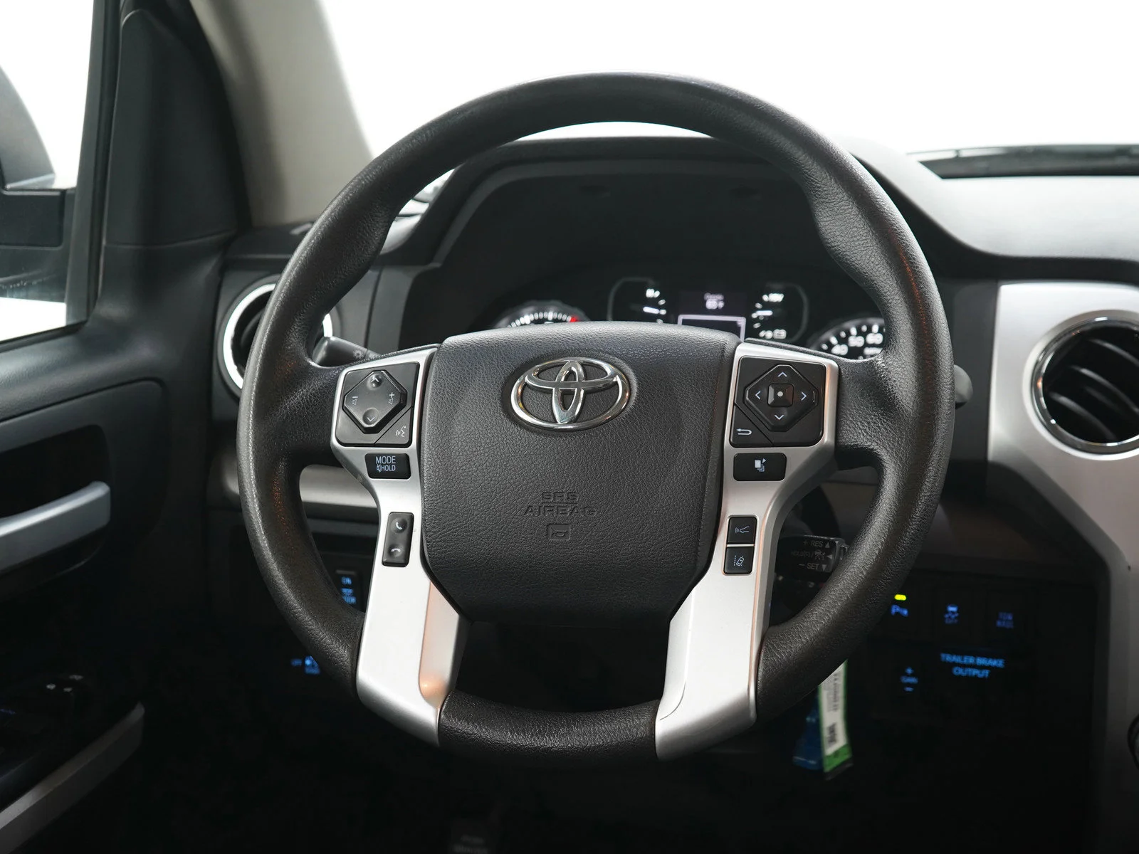 Used 2018 Cement Toyota SR5 image 17
