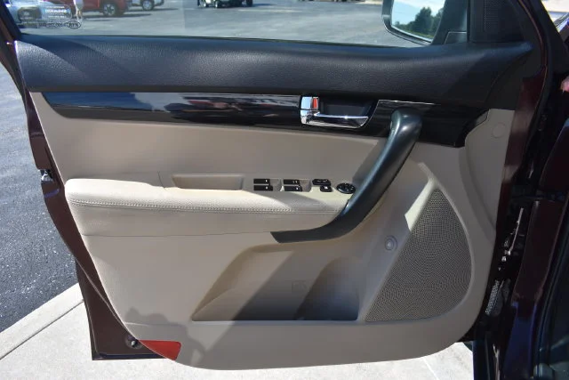 Used 2013 Red Kia LX image 9