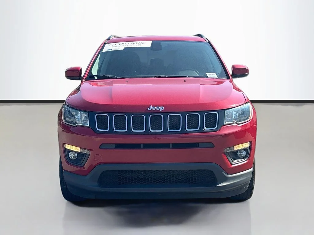 Used 2019 Red Jeep Latitude image 7