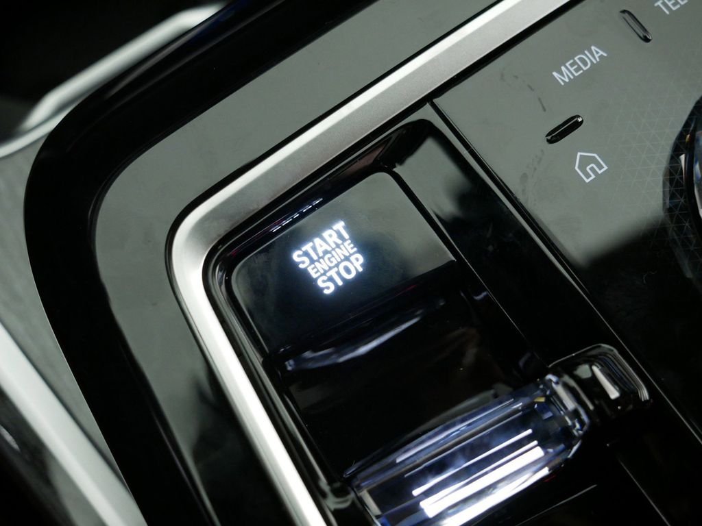 2025 BMW 7 Series 750e - Photo 48