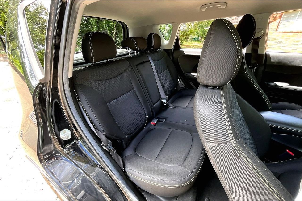 Used 2016 Black Kia Plus image 21