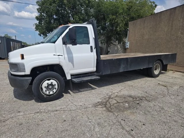 Used 2005 Summit White GMC  image 4