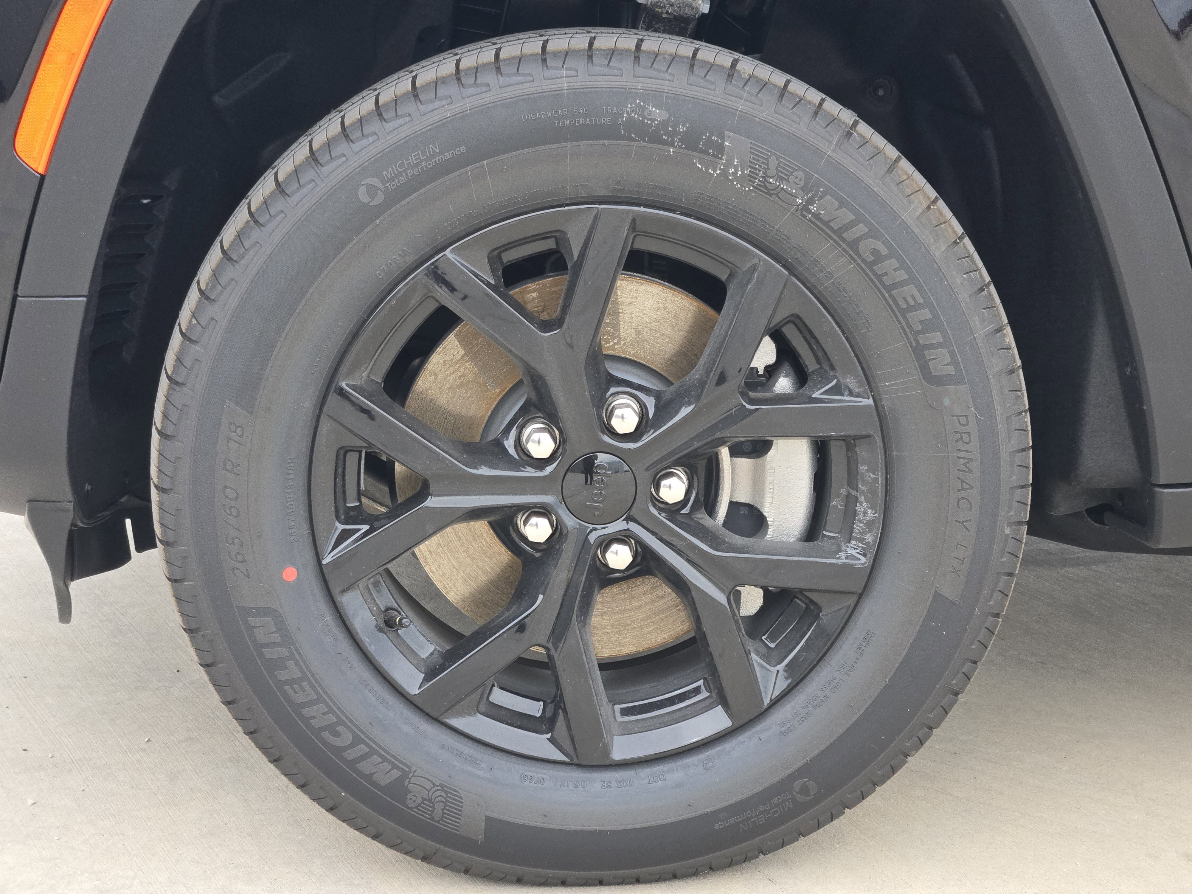 New 2026 Diamond Black Crystal Pearl-Coat Exterior Paint Jeep Laredo Altitude image 8