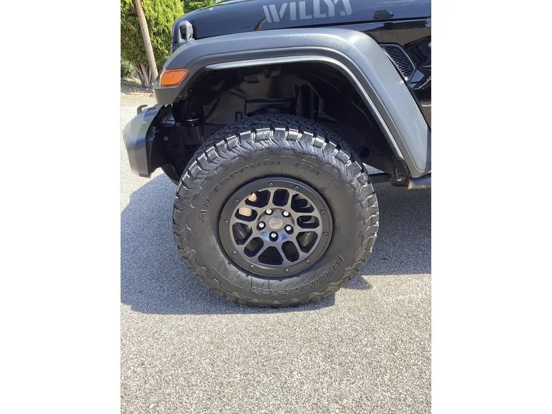 Used 2023 Black Jeep Sport S image 27
