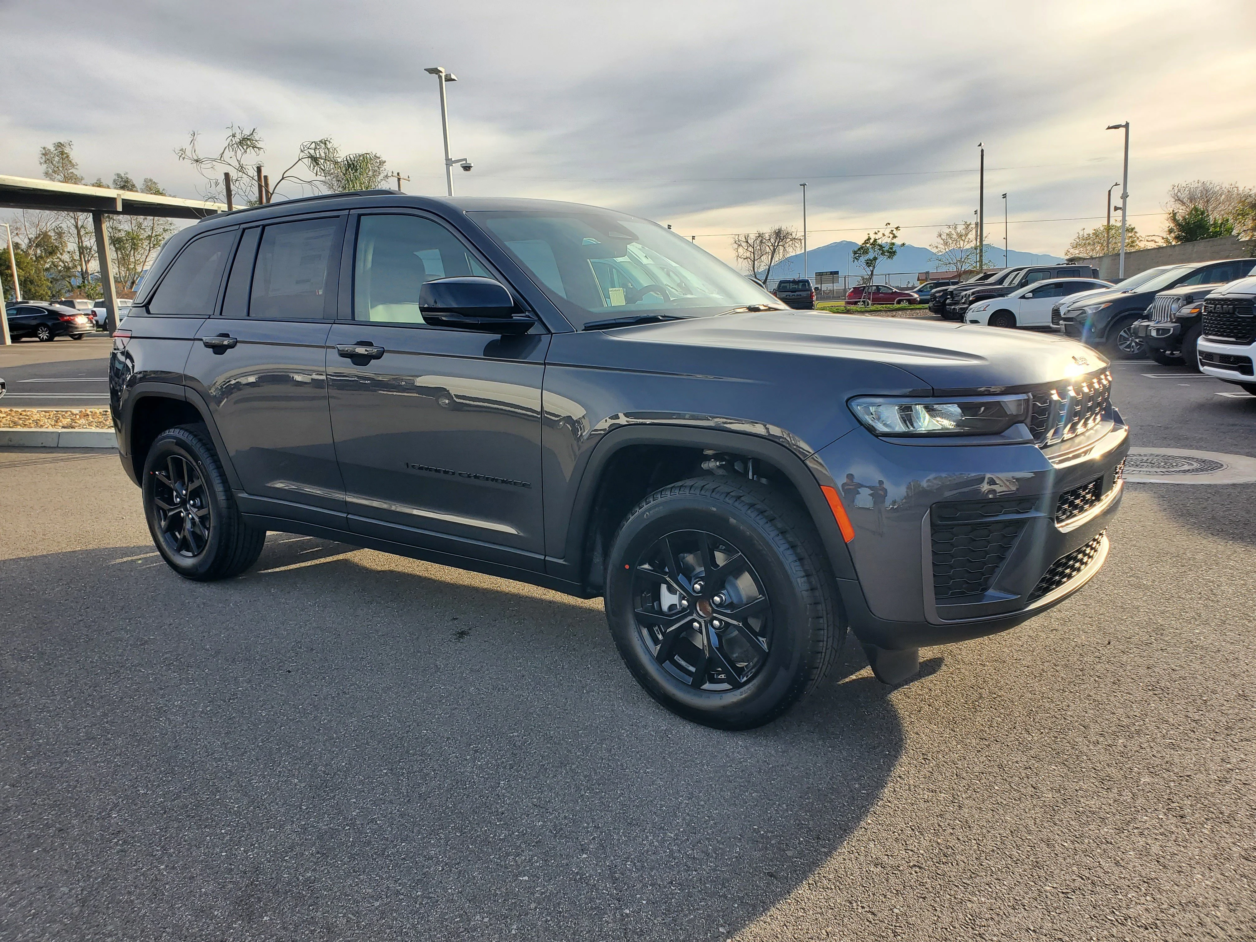 New 2026 Baltic Gray Metallic Clear-Coat Exterior Paint Jeep Altitude image 7