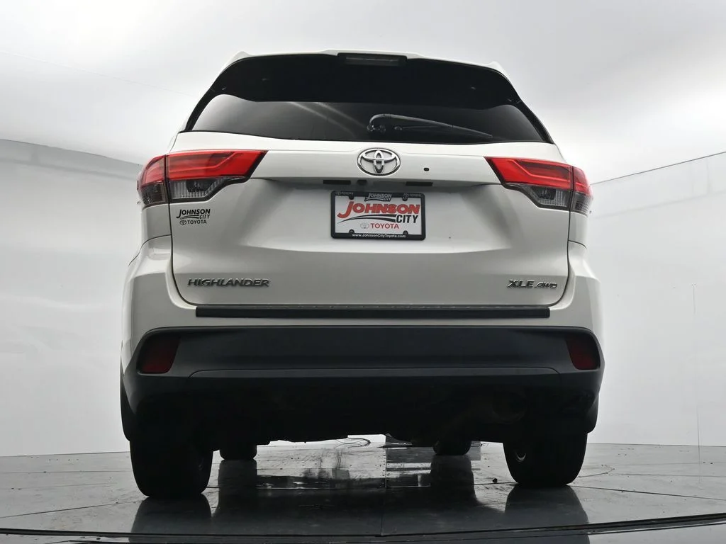 Used 2018 White Toyota XLE image 35