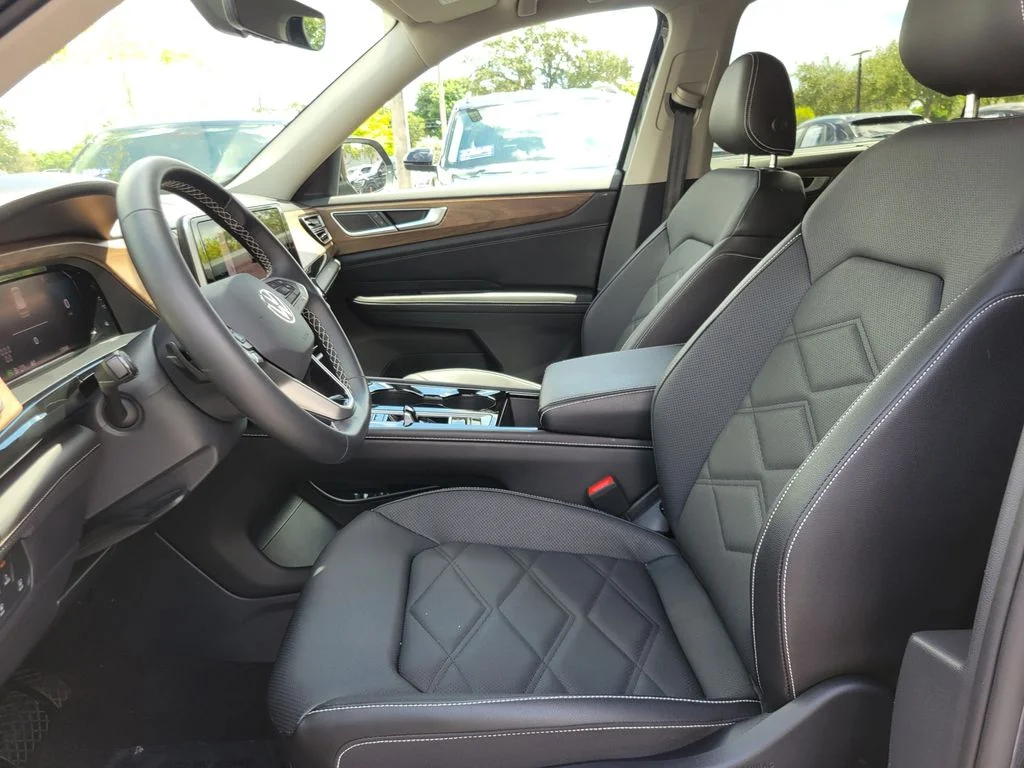 Used 2026  Volkswagen SE w/Technology image 11