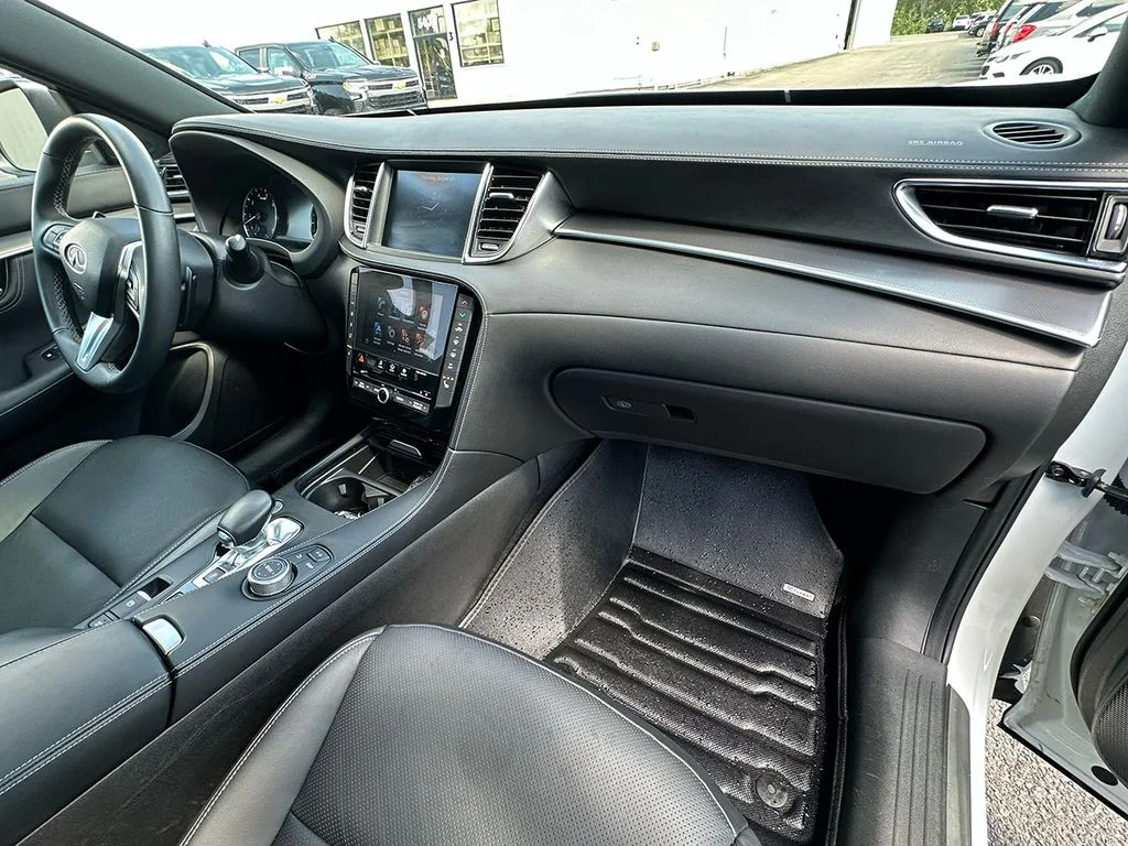 Used 2023 White INFINITI LUXE image 27