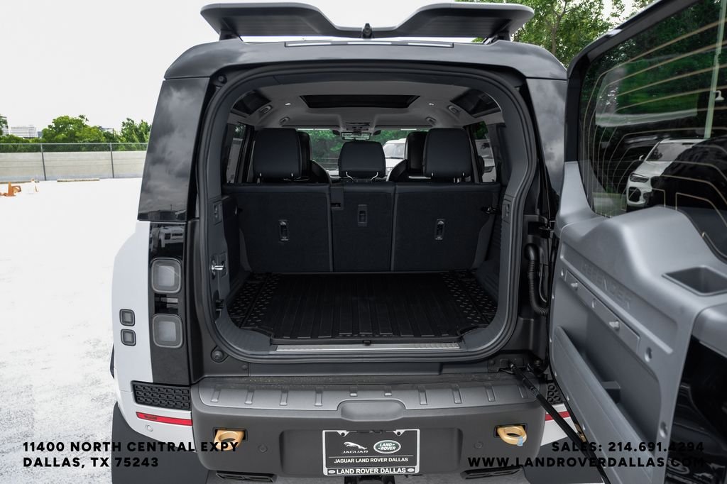 New 2026 Borasco Grey Metallic Land Rover OCTA image 54